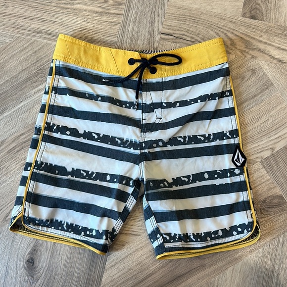 Boys Volcom Swim Set Size 6 - Picture 3 of 4